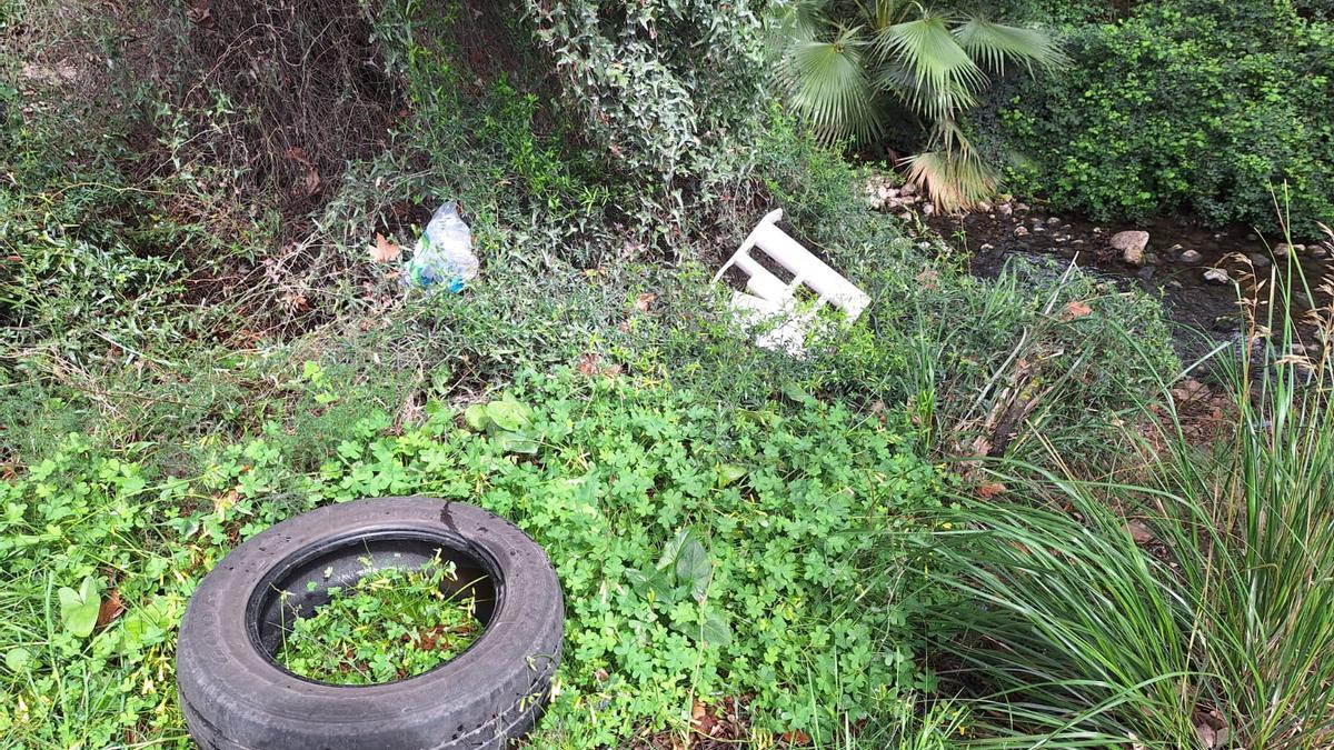 Las imágenes de un nuevo vertido de residuos en el torrente de Almadrà