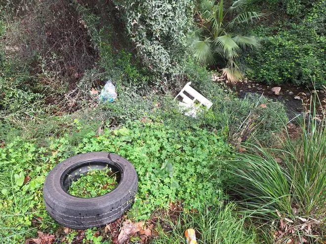 Las imágenes de un nuevo vertido de residuos en el torrente de Almadrà