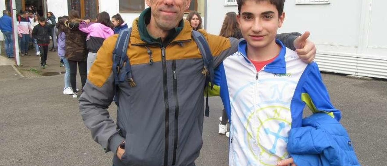 El técnico Jonay Pérez y Lucas Rodríguez, en el Instituto Rey Pelayo de Cangas de Onís.