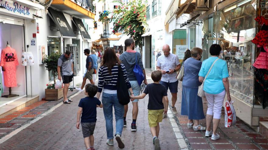 Turistas paseando por la calles del Casco Antiguo de Marbella. | L.O.