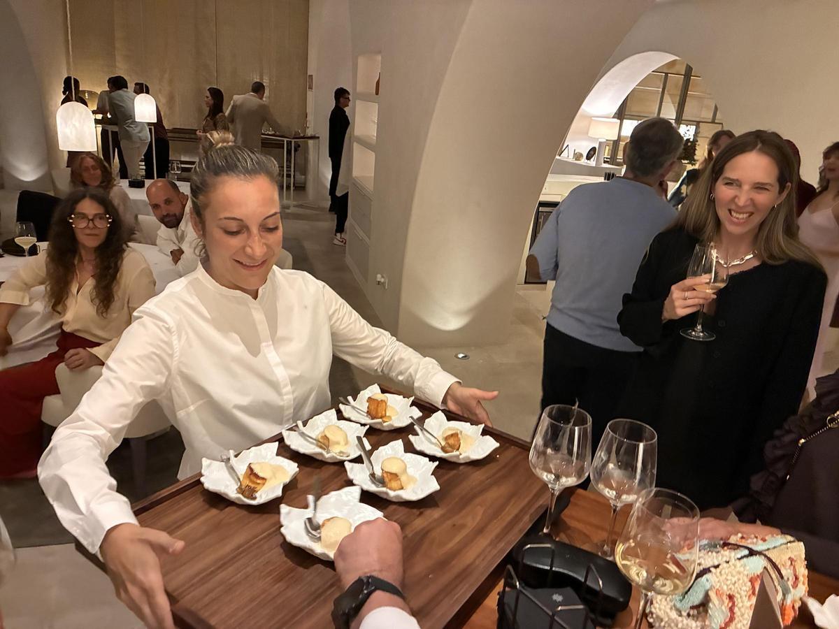Los invitados no pudieron resistirse a los postres.