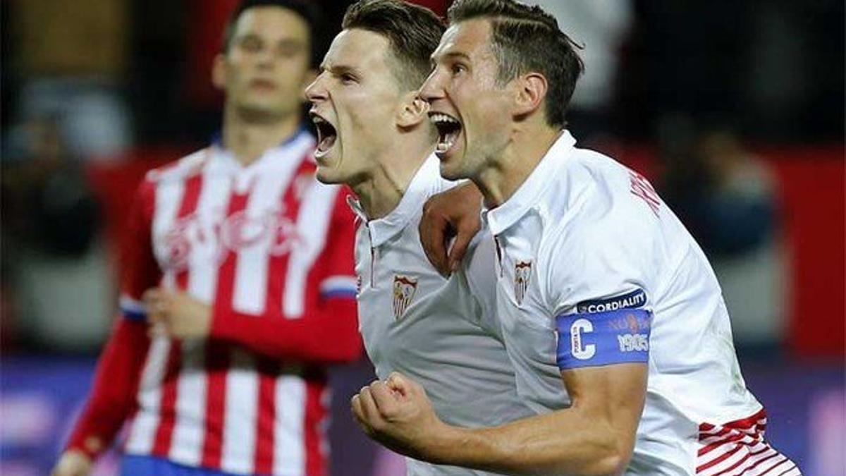 Kevin Gameiro (i) celebra su gol, primero del equipo, con su compañero polaco Grzegorz Krychowiak