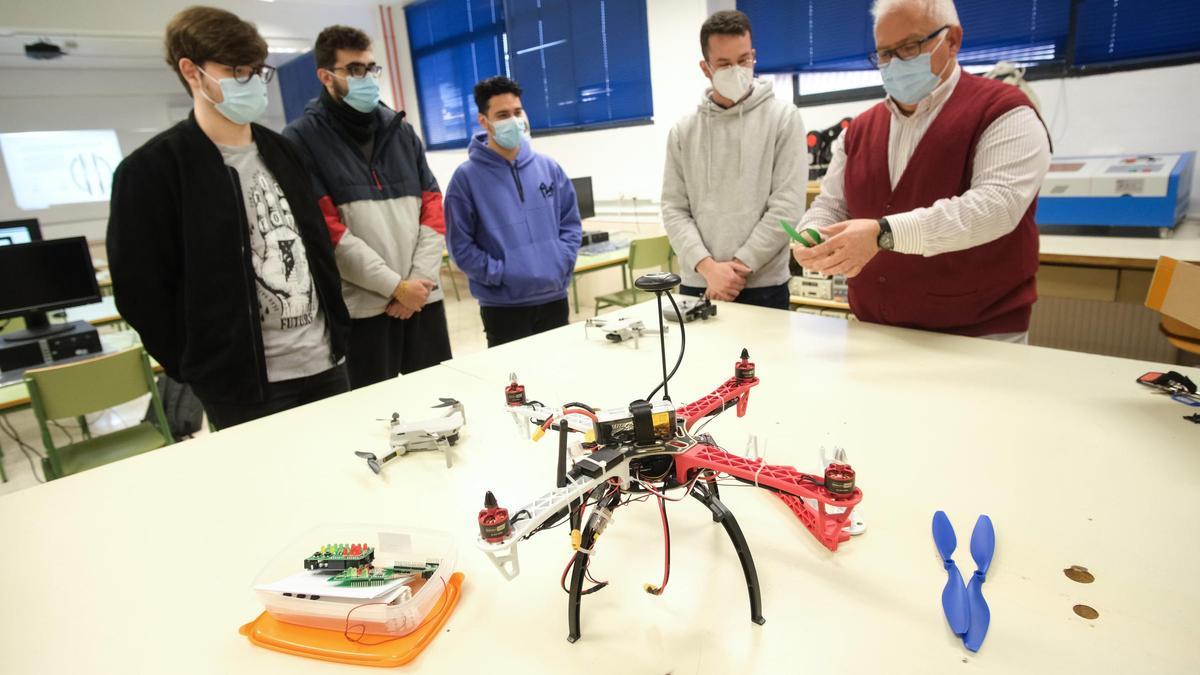 La robótica y el montaje de drones están entre los estudios donde cada año crece la demanda.
