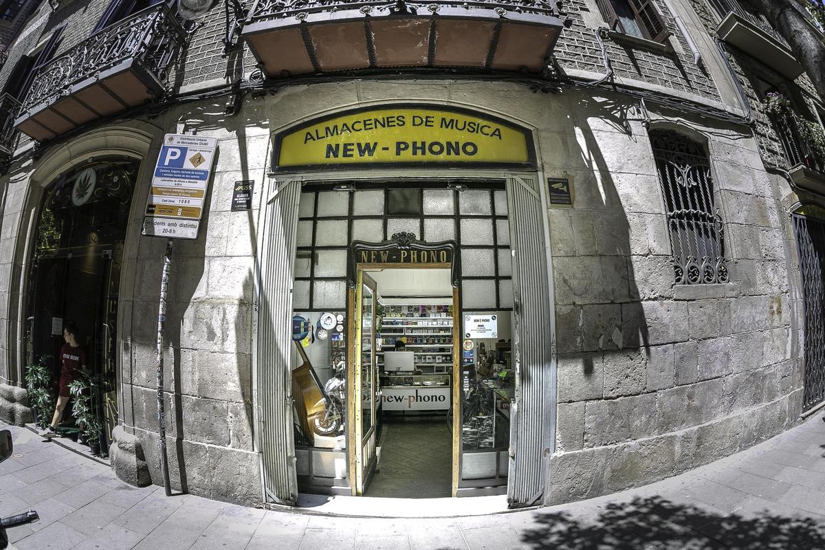 Anterior aspecto de uno de los locales de New Phono, en julio de 2022, antes de su reconversión de actividad a los masajes asiáticos.