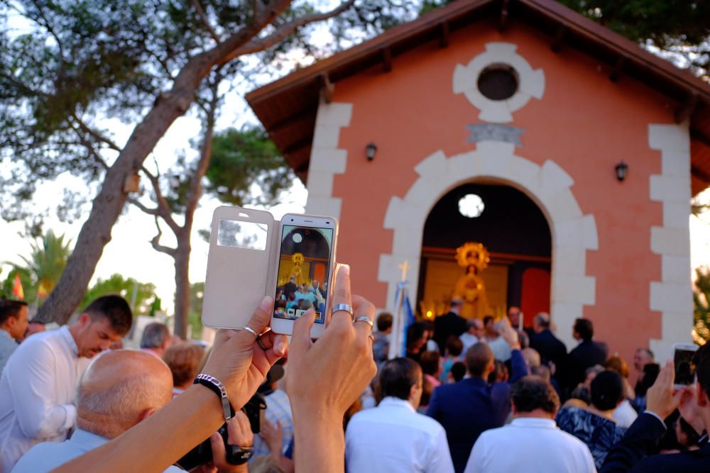 Centenares de vecinos arroparon a la Virgen en su