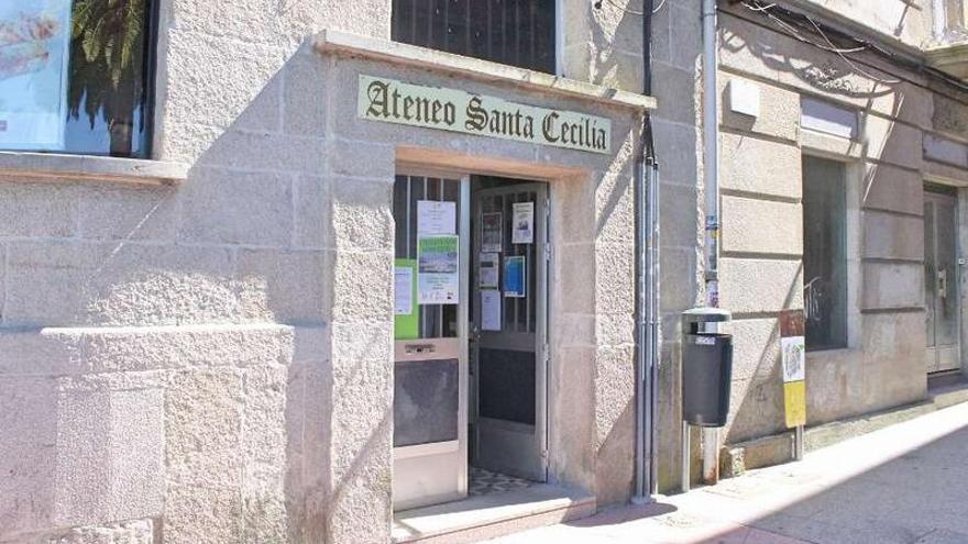 Entrada del Ateneo Santa Cecilia, en la Rúa Caracol de Marín.