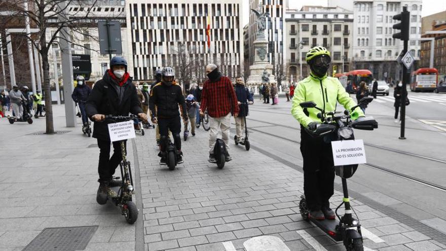 Este es el casco definitivo para usar en patinete o bicicleta, con