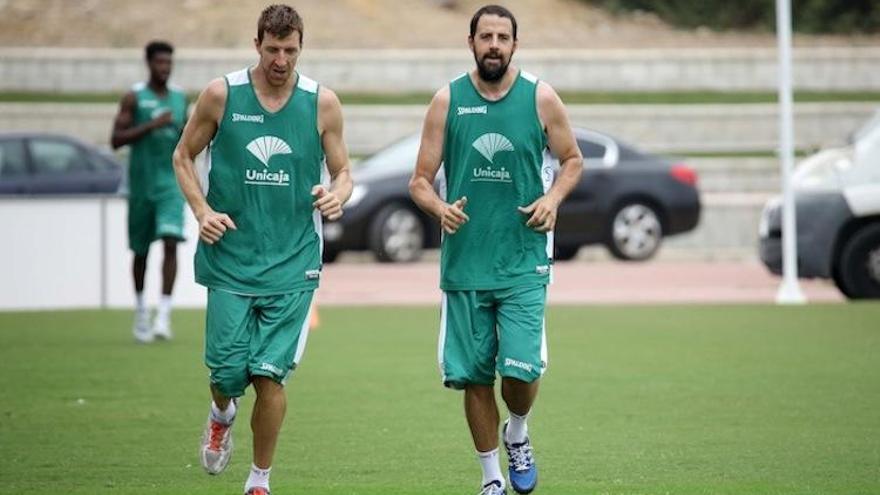 Vázquez, en pleno esfuerzo durante esta pretemporada, junto a Gabriel.