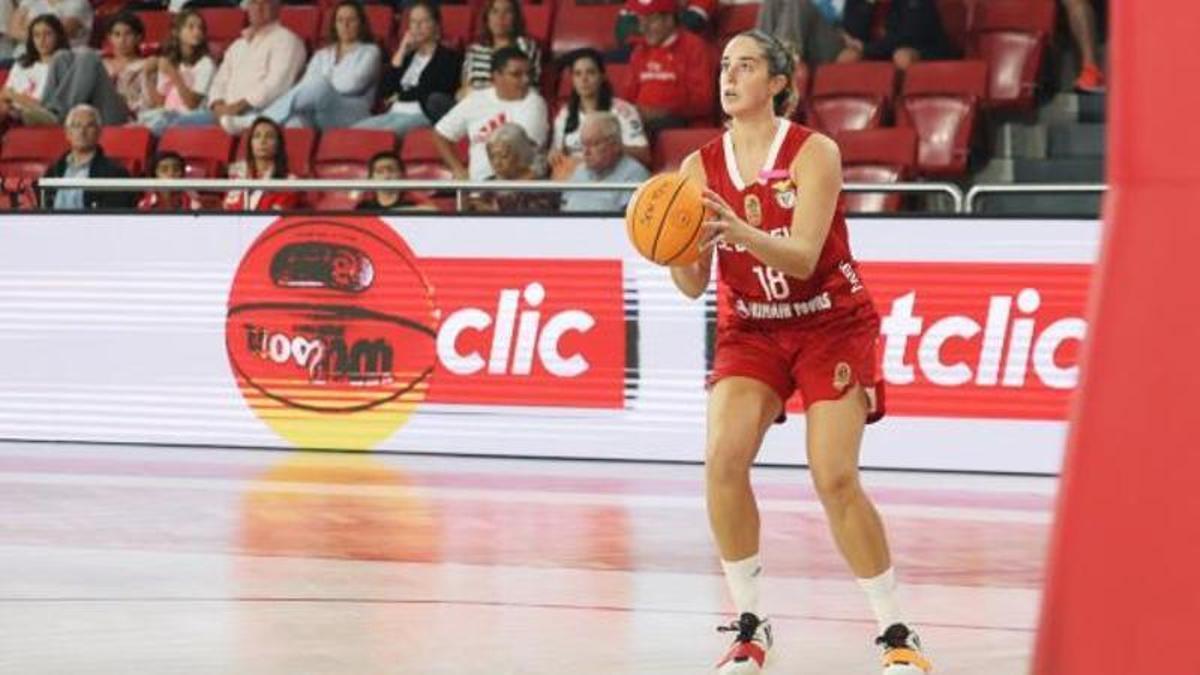 La nueva jugadora del Al-Qázeres, con el Benfica.