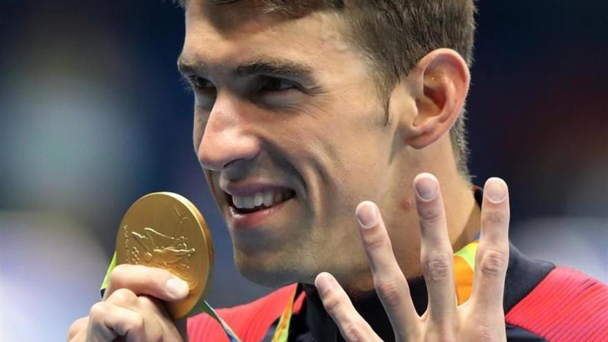 Phelps posa por primera vez con sus 23 medallas de oro olímpicas