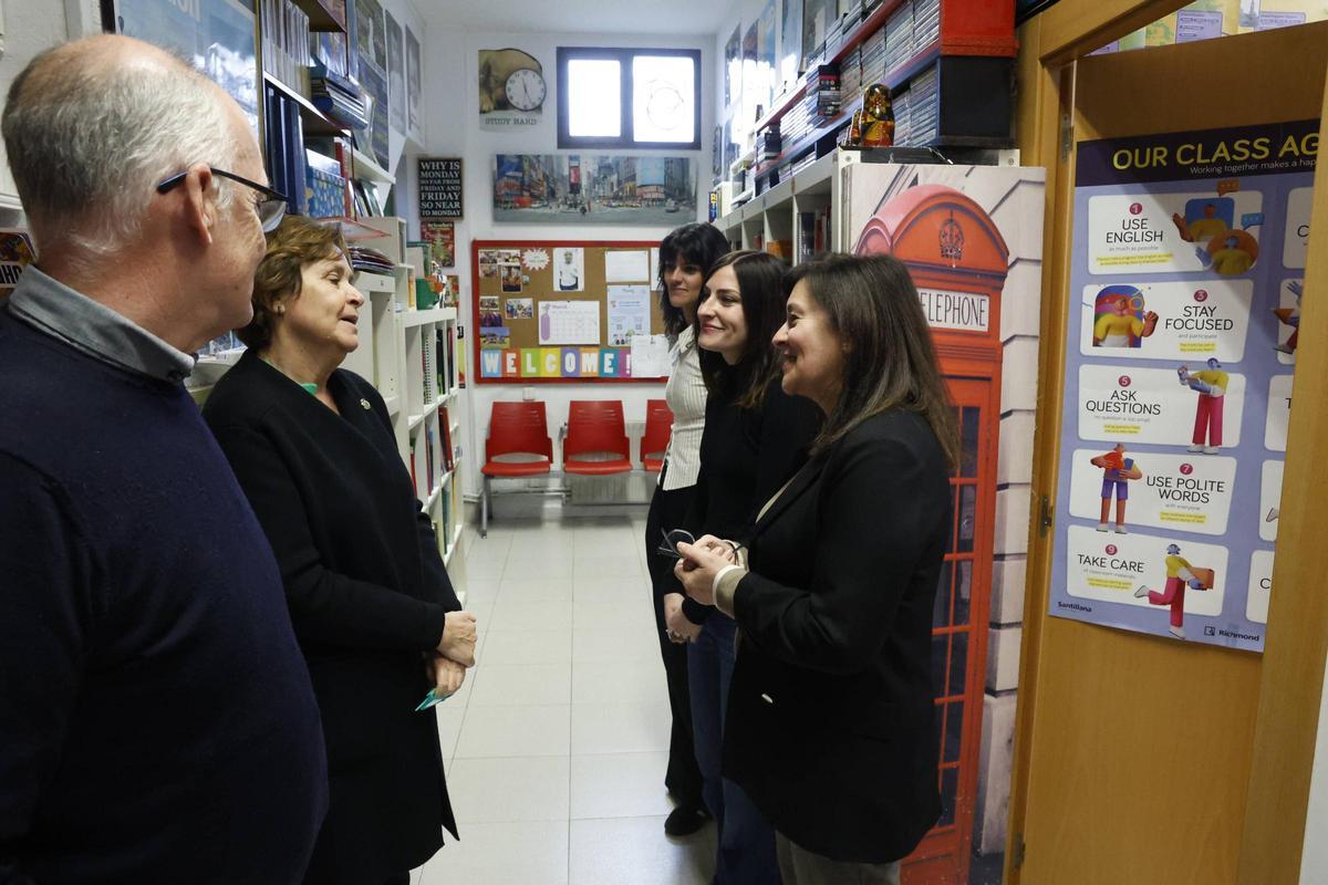 Moriyón visita la academia de inglés de El Llano que ganó un premio nacional por su compromiso con la sostenibilidad en el barrio (en imágenes)