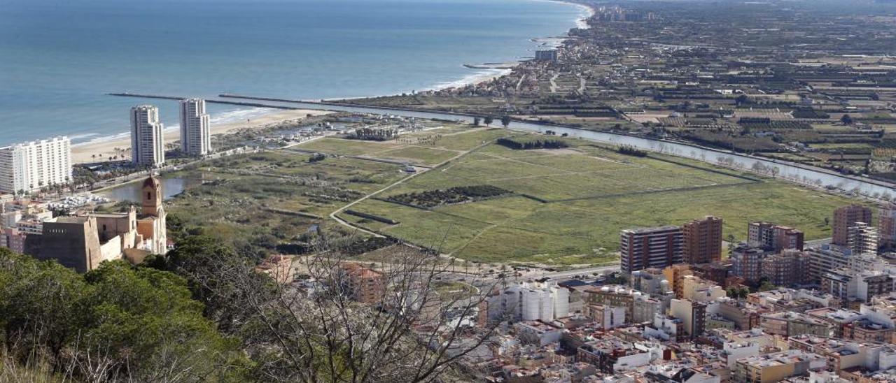 La desembocadura y las playas del Marenyet y Brosquil de Cullera con Dénia al fondo.