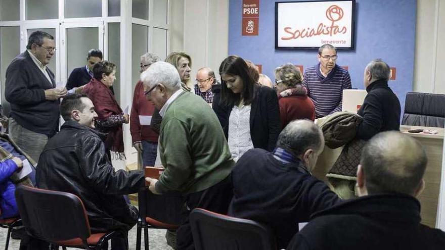 Luciano Huerga (sentado) saluda a un militante durante el proceso de votación.