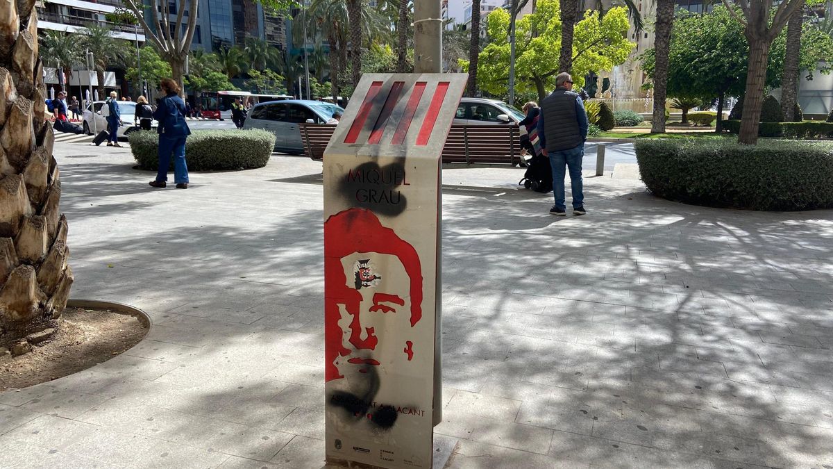 Estado en el que se encuentra placa en memoria a Miquel Grau en Alicante una semana más tarde.