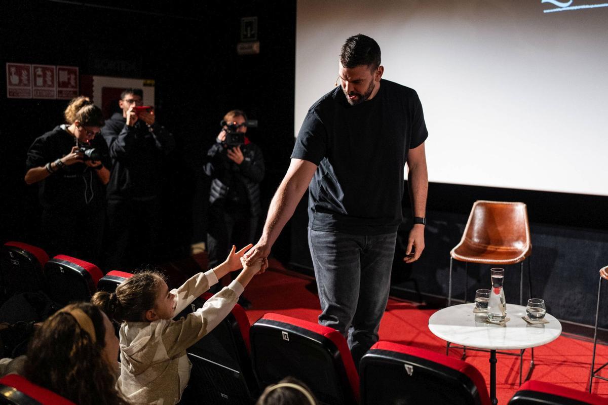 Marc Gasol divulgó este martes un corto y entretenido vídeo que arrastraba un interrogante: y ahora, ¿qué? Con la rueda de prensa convocada para este miércoles en el cine Texas de Barcelona buscó responder a la cuestión. No hacía falta acreditarse como experto en baloncesto, ni indagar en fuentes, para entender que se trataba de la puesta en escena de su retirada como jugador, postergada unos cuantos meses.