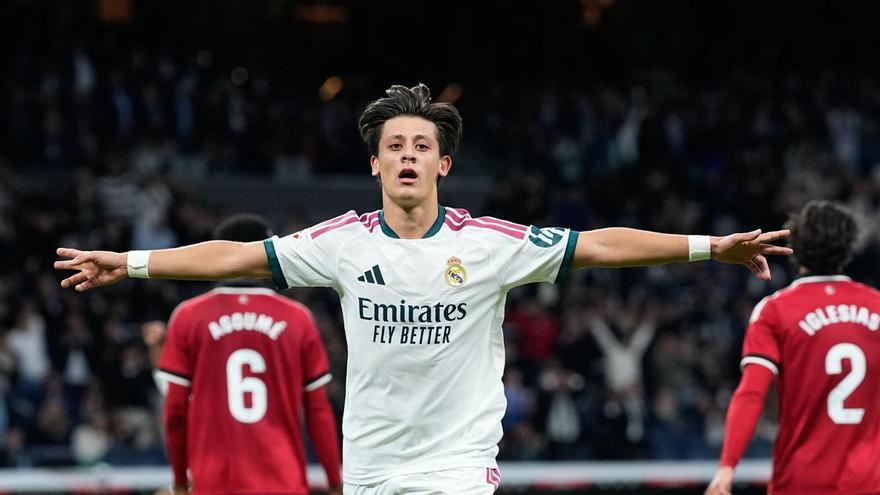 El Real Madrid golea al Sevilla el día que el VAR regala a Arda el 'Clásico'
