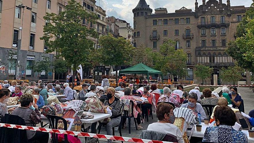 La tradicional cargolada de la Llum i la trobada de puntaires omplen el centre de Manresa | ARXIU PARTICULAR