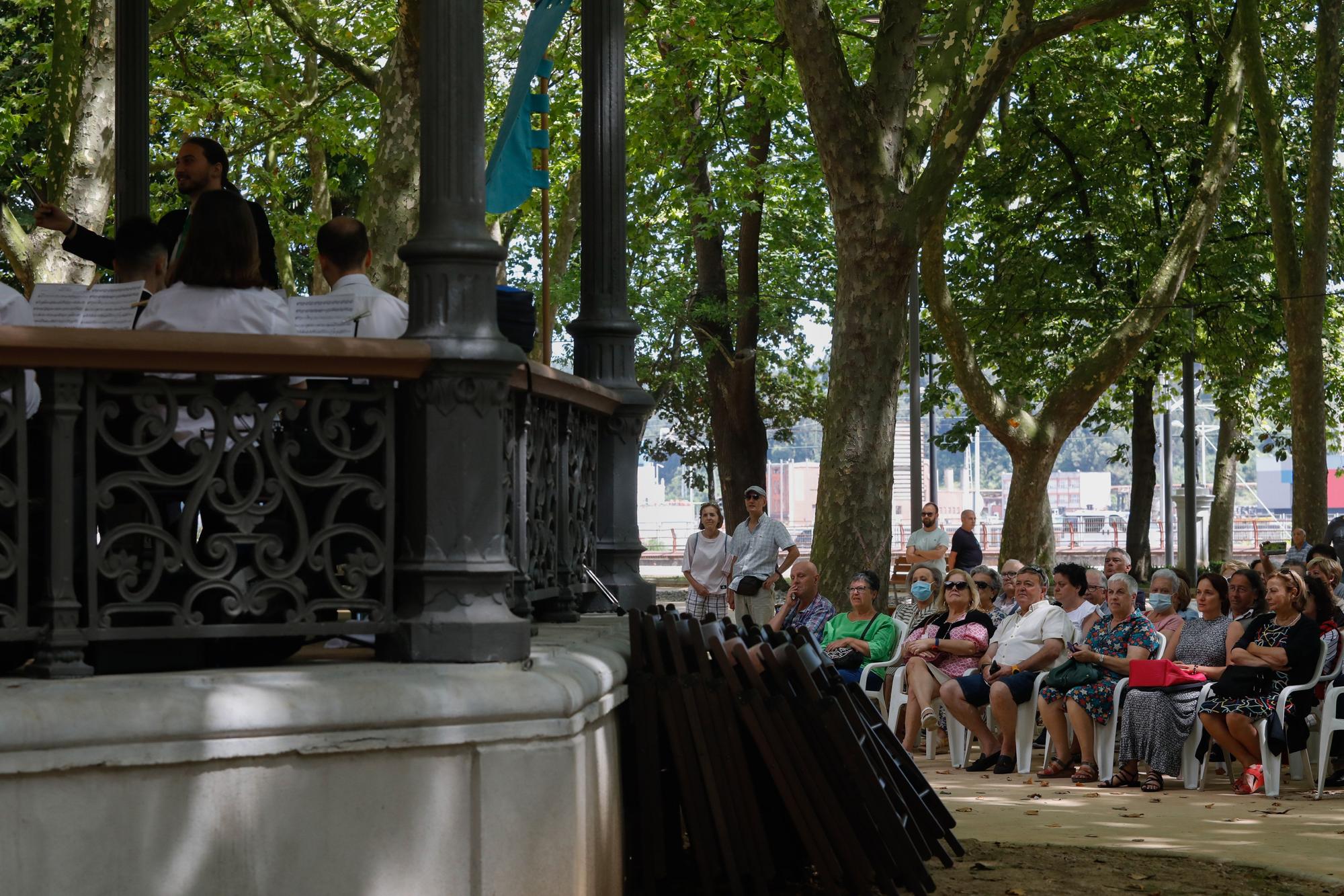 Concierto de la Banda de Música de Avilés en el parque del Muelle