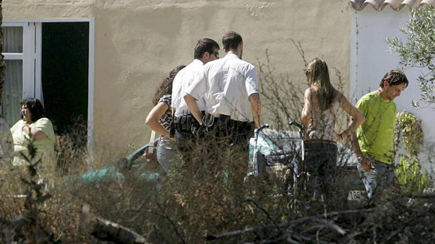 Investigación. La Policía inspecciona la casa donde dos jóvenes mataron a una joven de varios tiros.