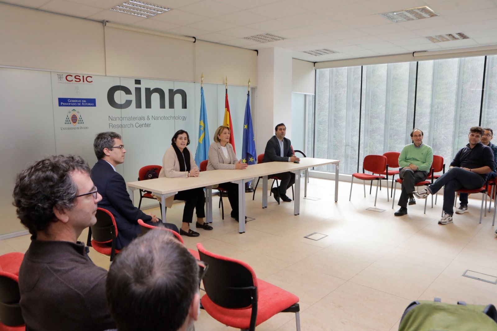 Visita de la delegada del Gobierno al Centro de Investigación en Nanomateriales y Nanotecnología