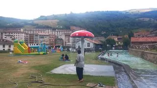 Cangas del Narcea da la bienvenida al verano con el primer chapuzón en la presa del Prao del Molín