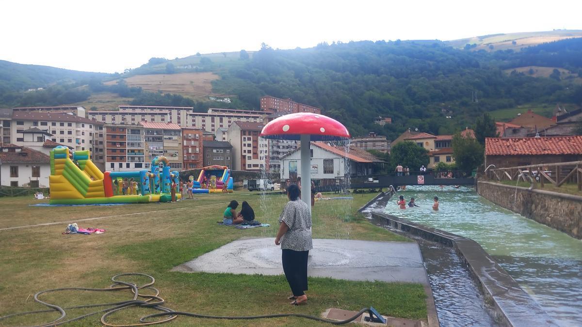 En imágenes: La Presa de Cangas inaugura su temporada de baños con una jornada de sofocante calor