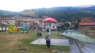 En imágenes: La Presa de Cangas inaugura su temporada de baños con una jornada de sofocante calor