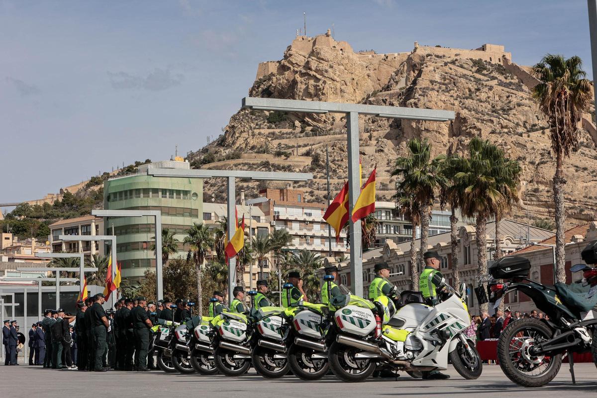 La Guardia Civil de Alicante celebra en el Puerto el día de su Patrona con entrega de condecoraciones