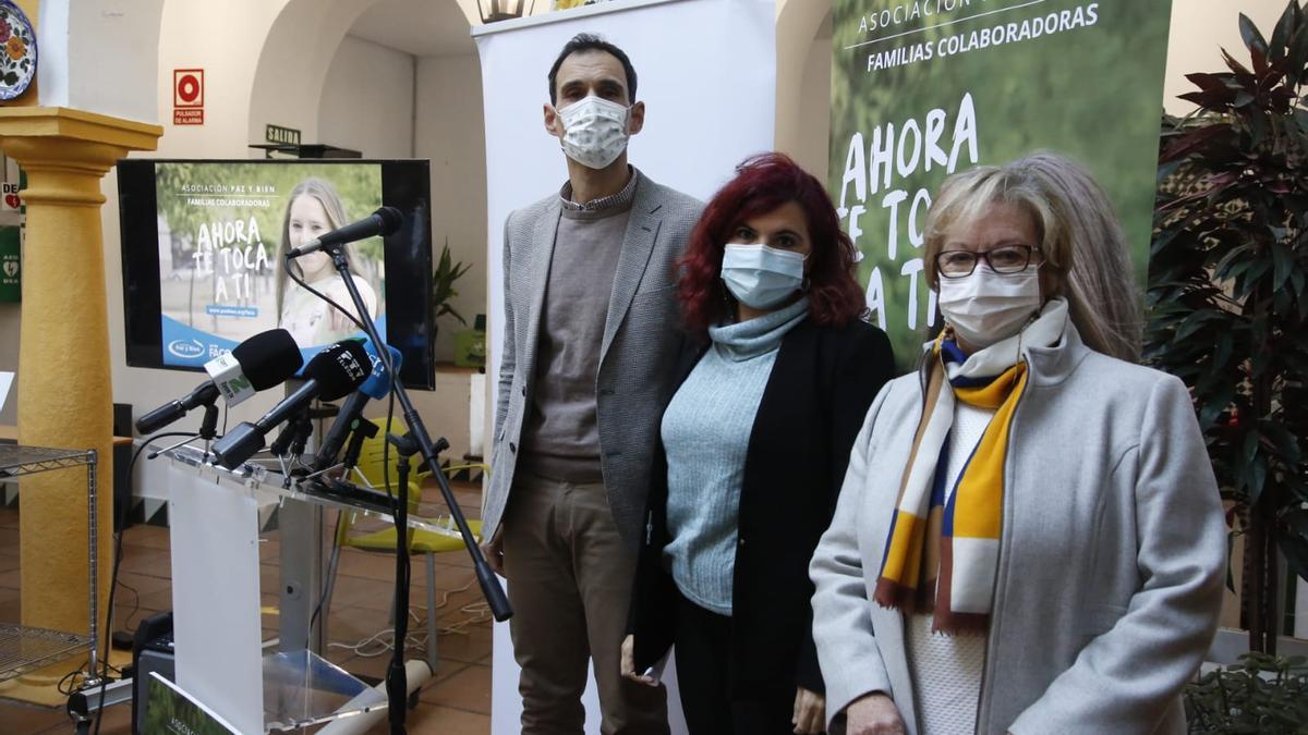 La directora general de infancia Antonia Rubio; la presidenta de la asociación Paz y Bien y el delegado territorial de igualdad, Antonio López presentan la campaña &#039;Ahora te toca a ti