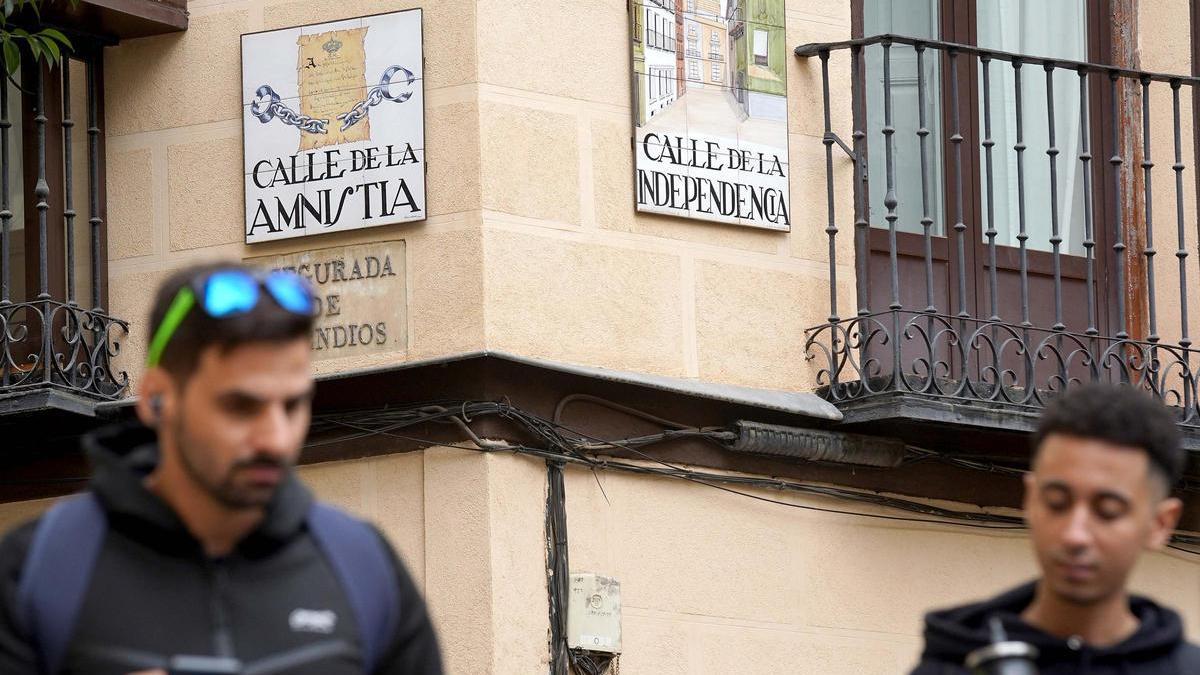 Fotografía de la esquina de las calles Amnistía e Independencia en Madrid.