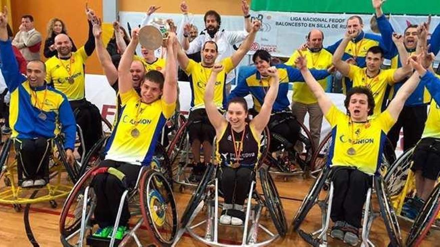 Los campeones celebran el título copero logrado ayer en Vélez Málaga.