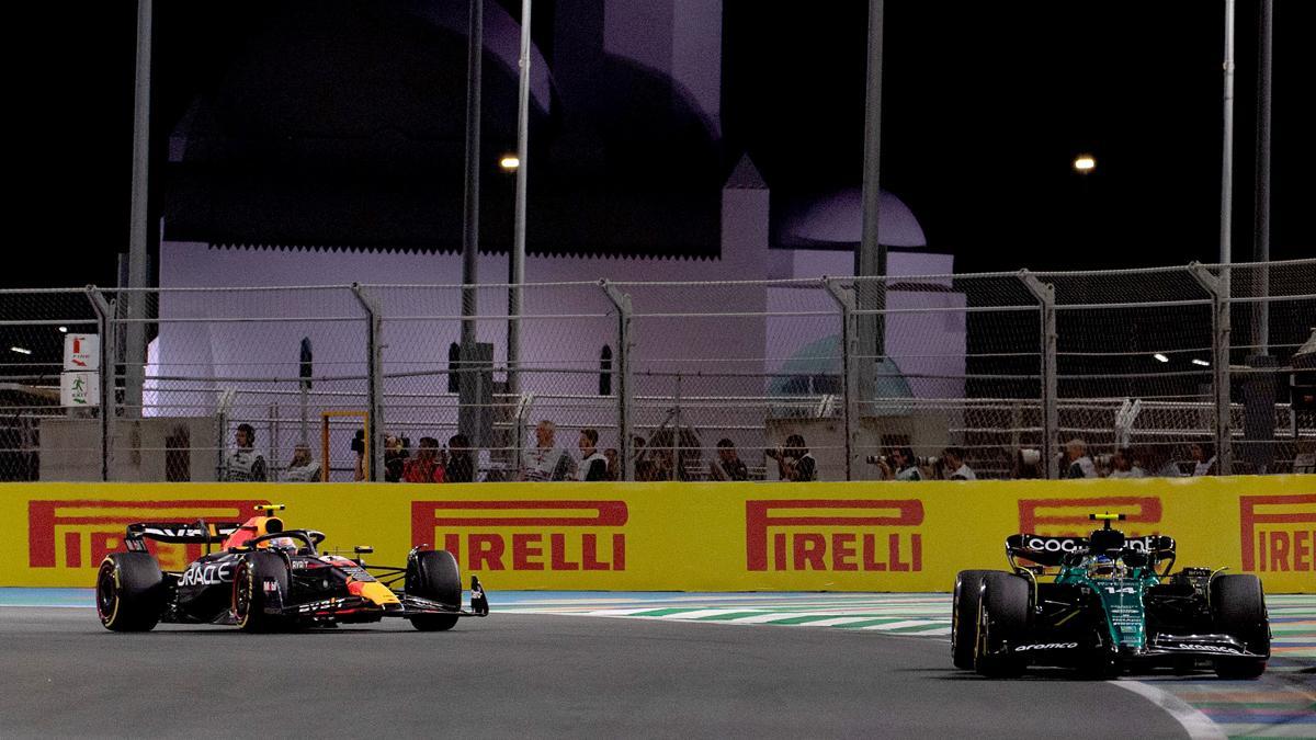 Momento en el que Alonso lideró la carrera de Arabia Saudí por delante de Sergio Pérez