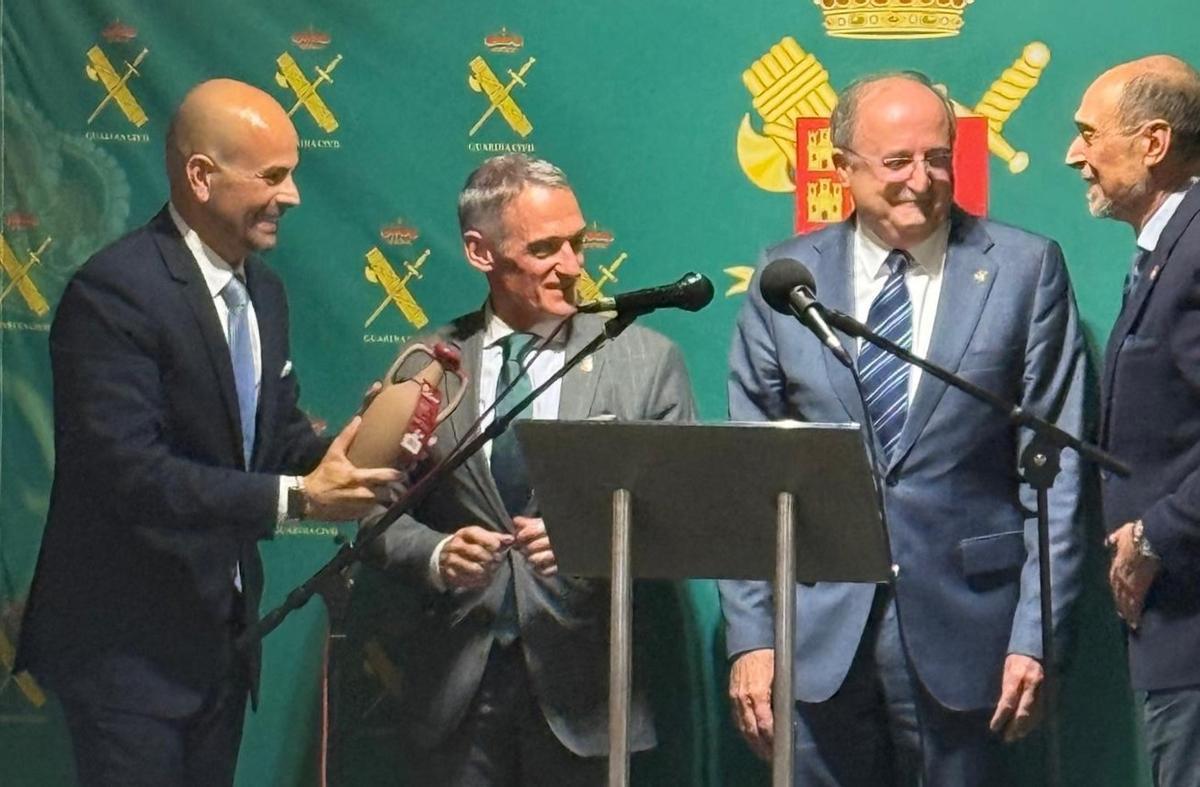 Homenaje de despedida al coronel Juan María Martínez Castillo por sus 15 años de servicio en la Comandancia de la Guardia Civil en la Región de Murcia