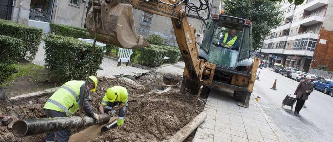 Operarios sustituyendo una tubería tras un reventón en la Avenida de Zamora. // Brais Lorenzo