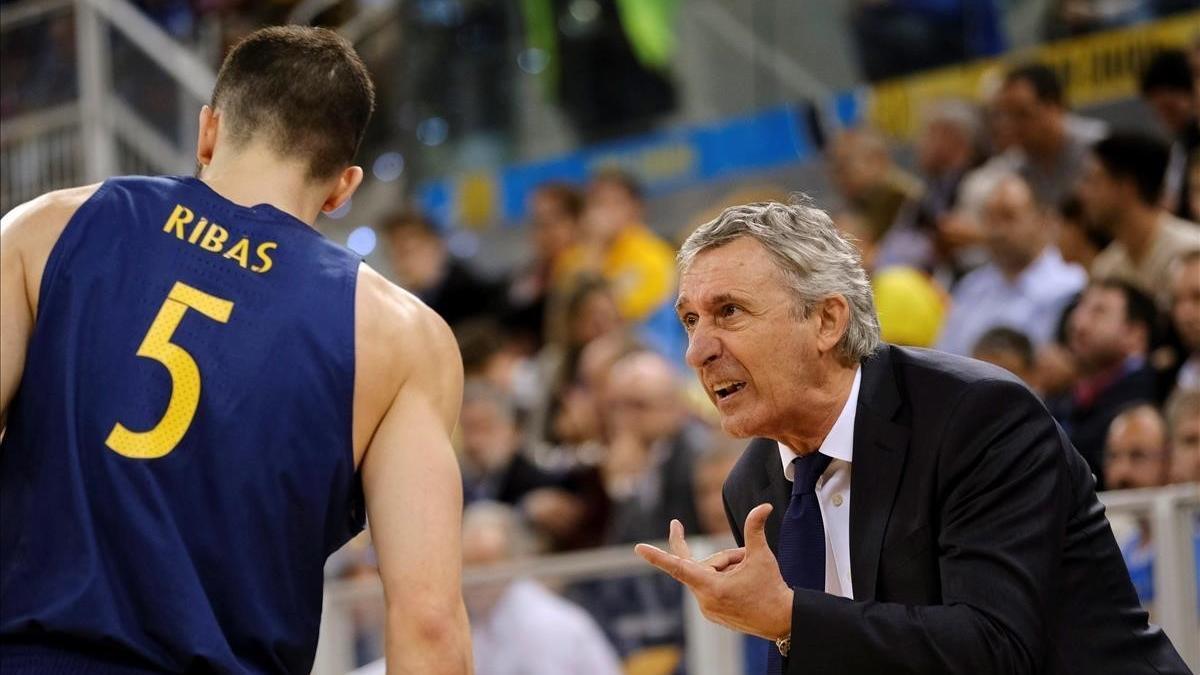 El entrenador del Barcelona, Pesic, dando órdenes a Pau Ribas