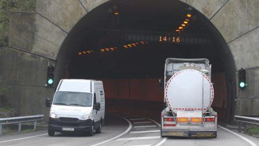 Vechicles a la boca sud del túnel del Cadí