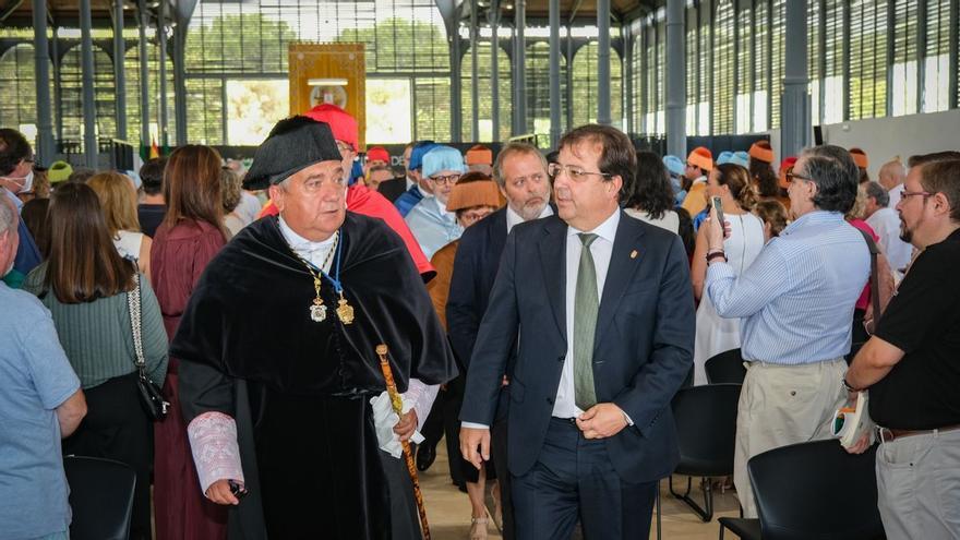 El rector de la Universidad de Extremadura abandona el cargo