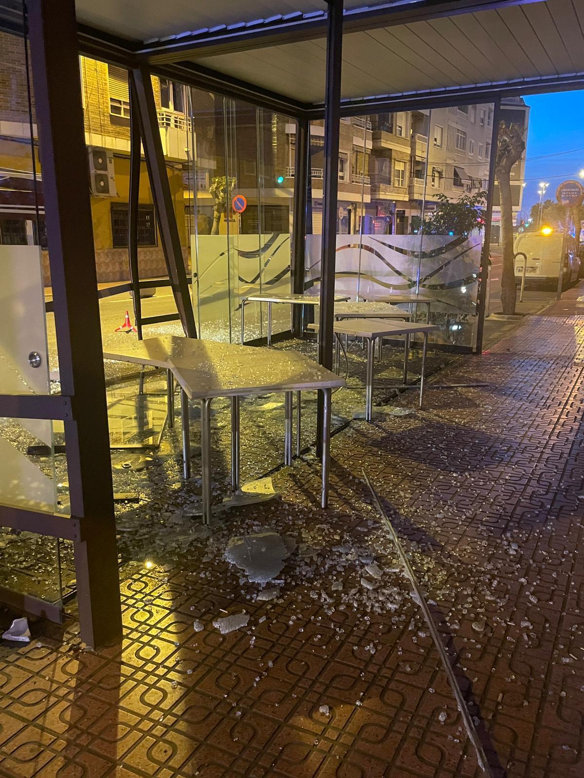 Estado en el que ha quedado el interior de la terraza