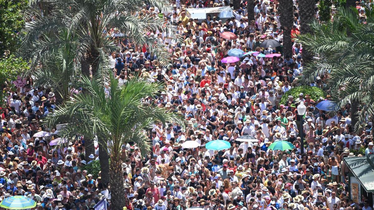 Aspecto que presentaba el entorno de Luceros en una de las mascletás de las últimas Hogueras
