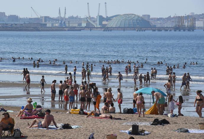 Playas abarrotadas y atascos en Oleiros