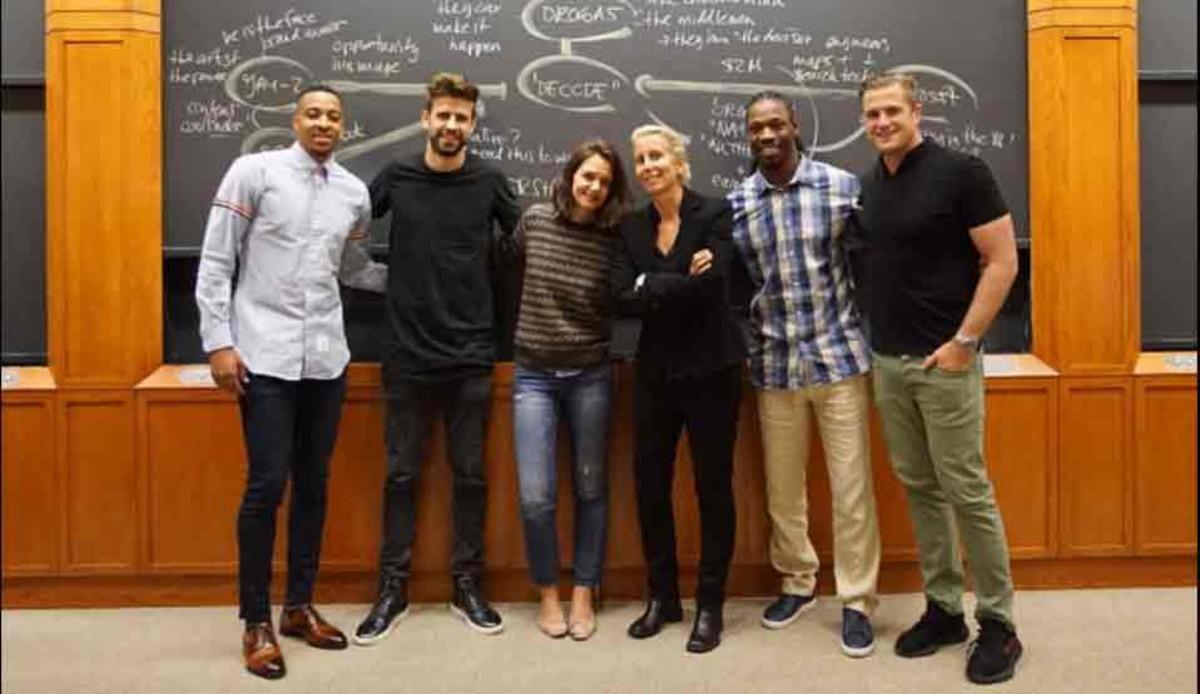 Piqué, junto a algunos de sus compañeros en Harvard