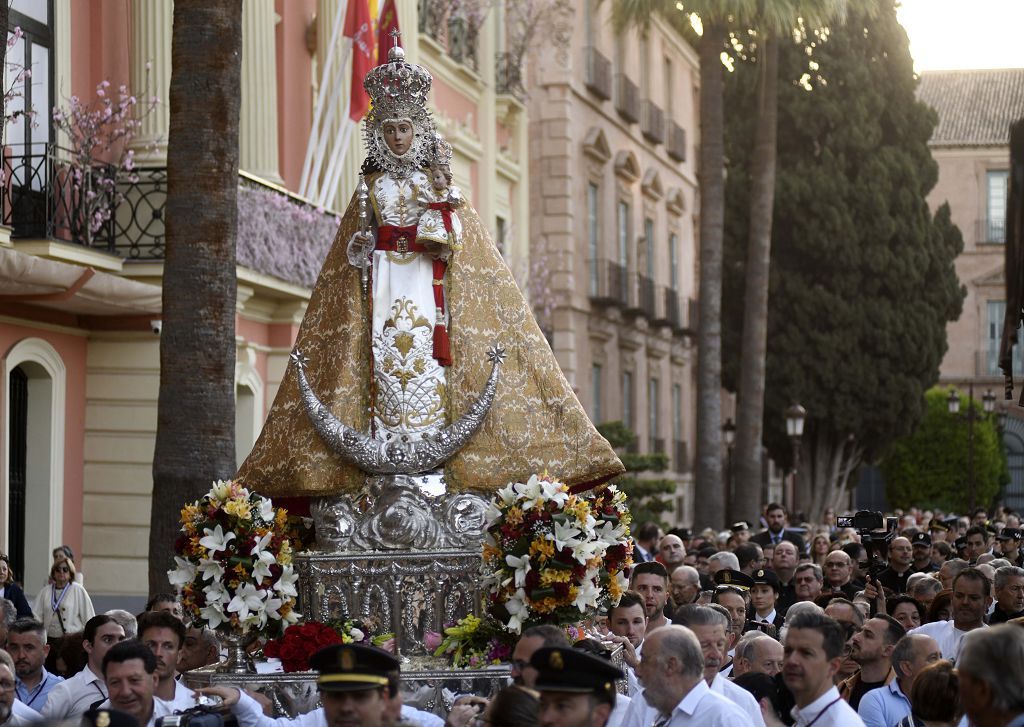 Murcia despide a la Fuensanta con flores y emoción