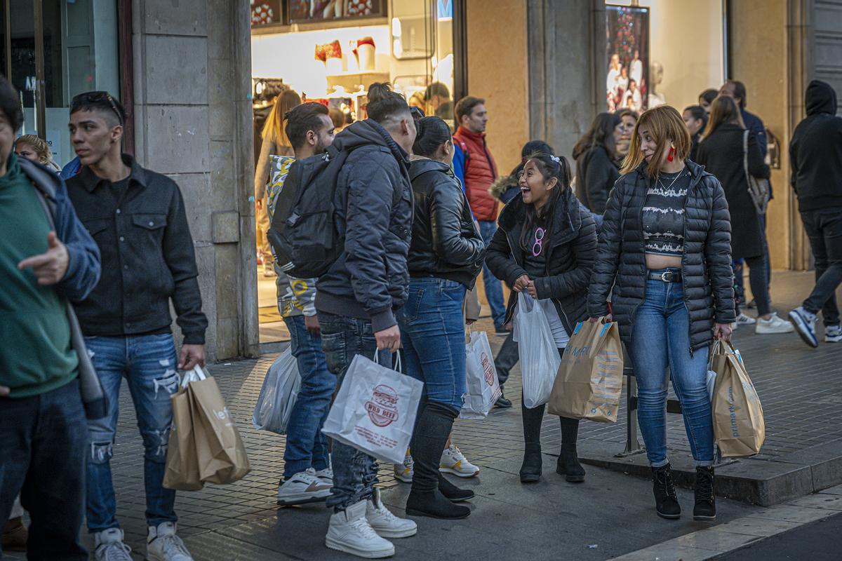 Las compras de Navidad llenan el centro de Barcelona