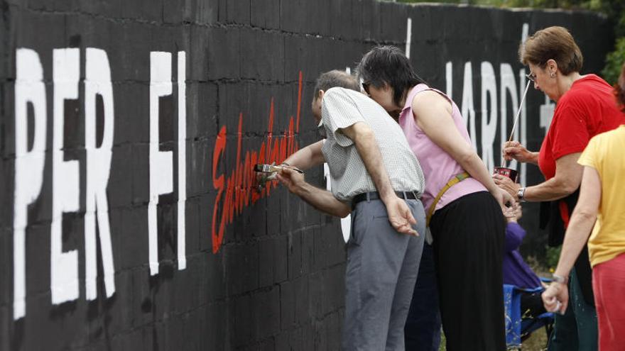 Los vecinos celebraron la paralización del proyecto con una pintada en el muro del solar.