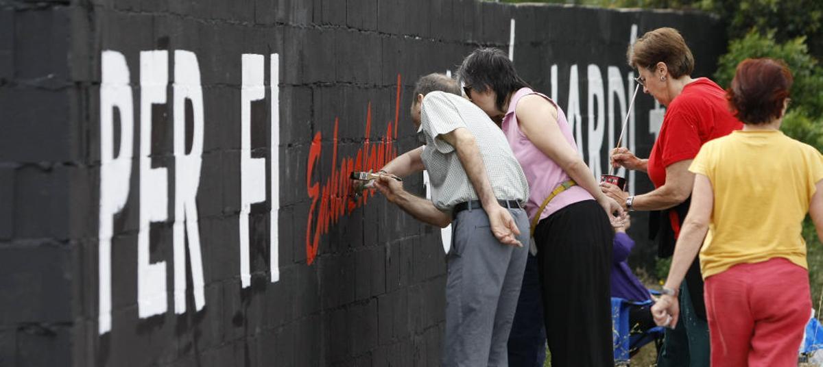 Los vecinos celebraron la paralización del proyecto con una pintada en el muro del solar.