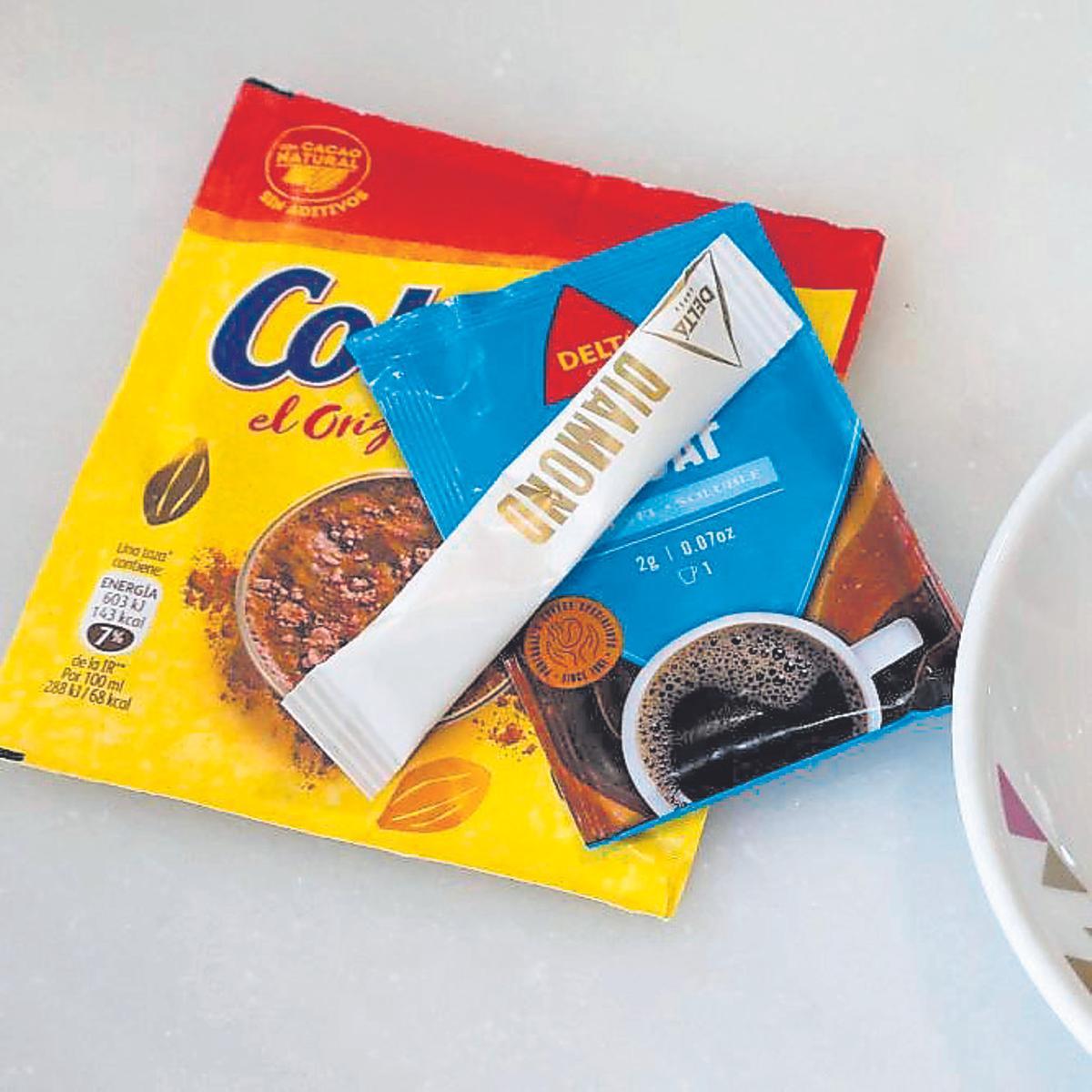 Sobres de azúcar, café y cacao.