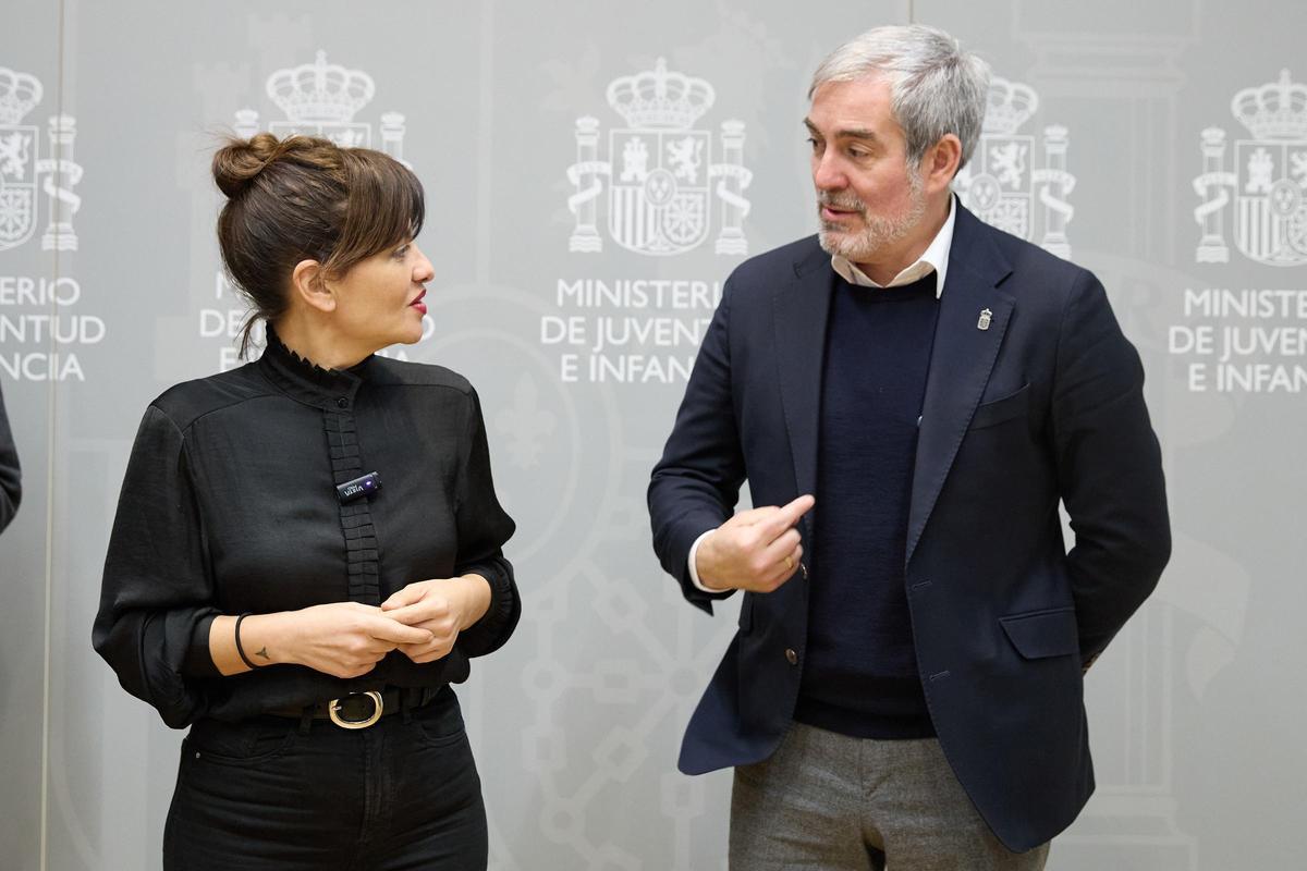 Imagren de archivo de la ministra de Juventud e Infancia, Sira Rego, con el presidente de Canarias, Fernando Clavijo