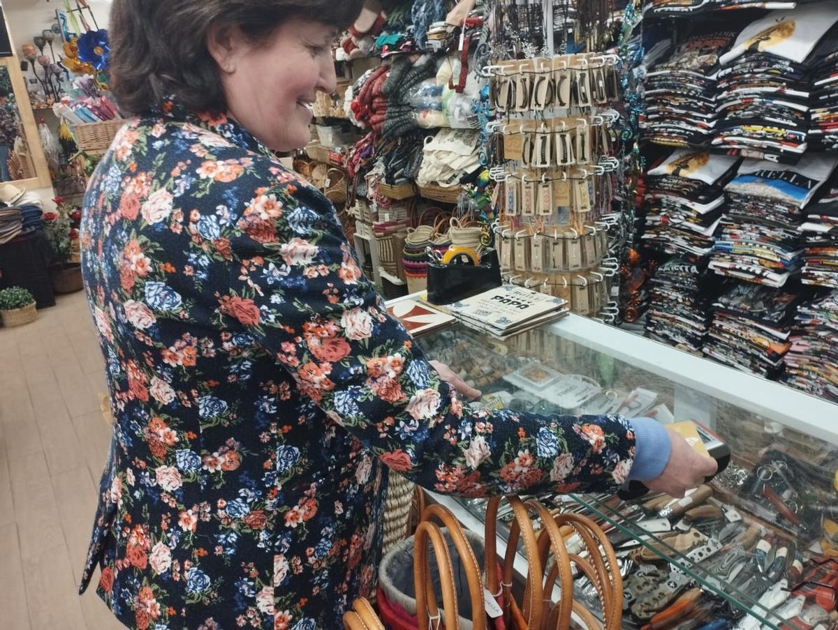 Una mujer trata de pagar con datáfono en un comercio de Morella.