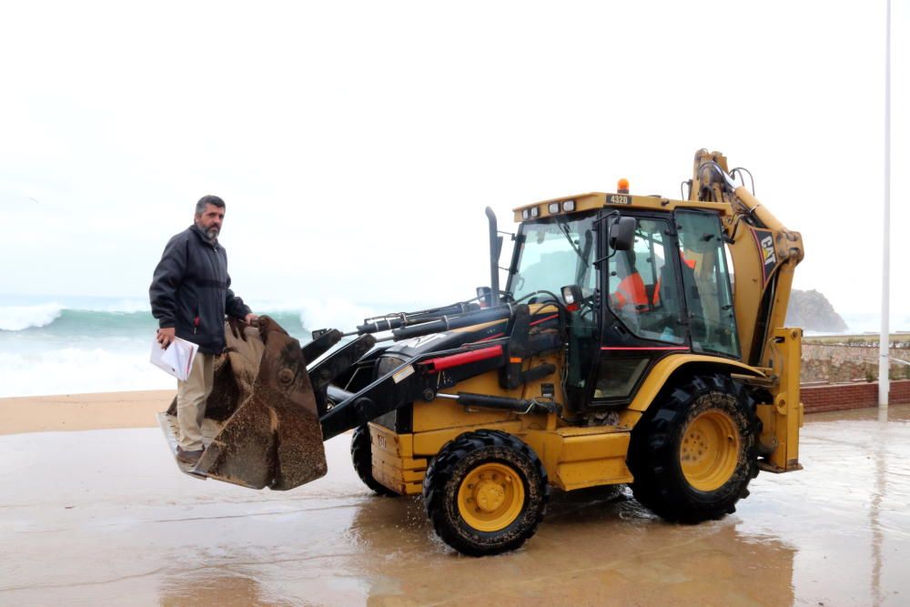 A Blanes s''ha construït un mur de sorra per frenar l''onatge