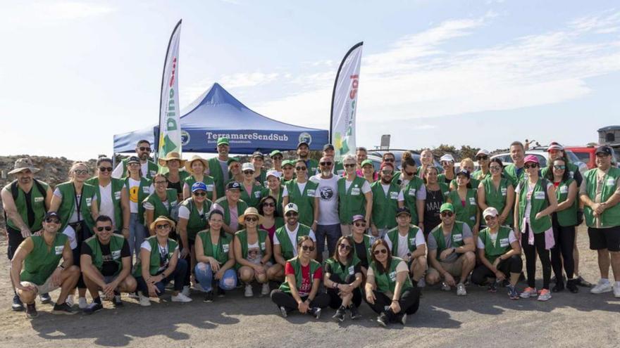 Foto familiar de los empleados de HiperDino en el litoral güimarero.